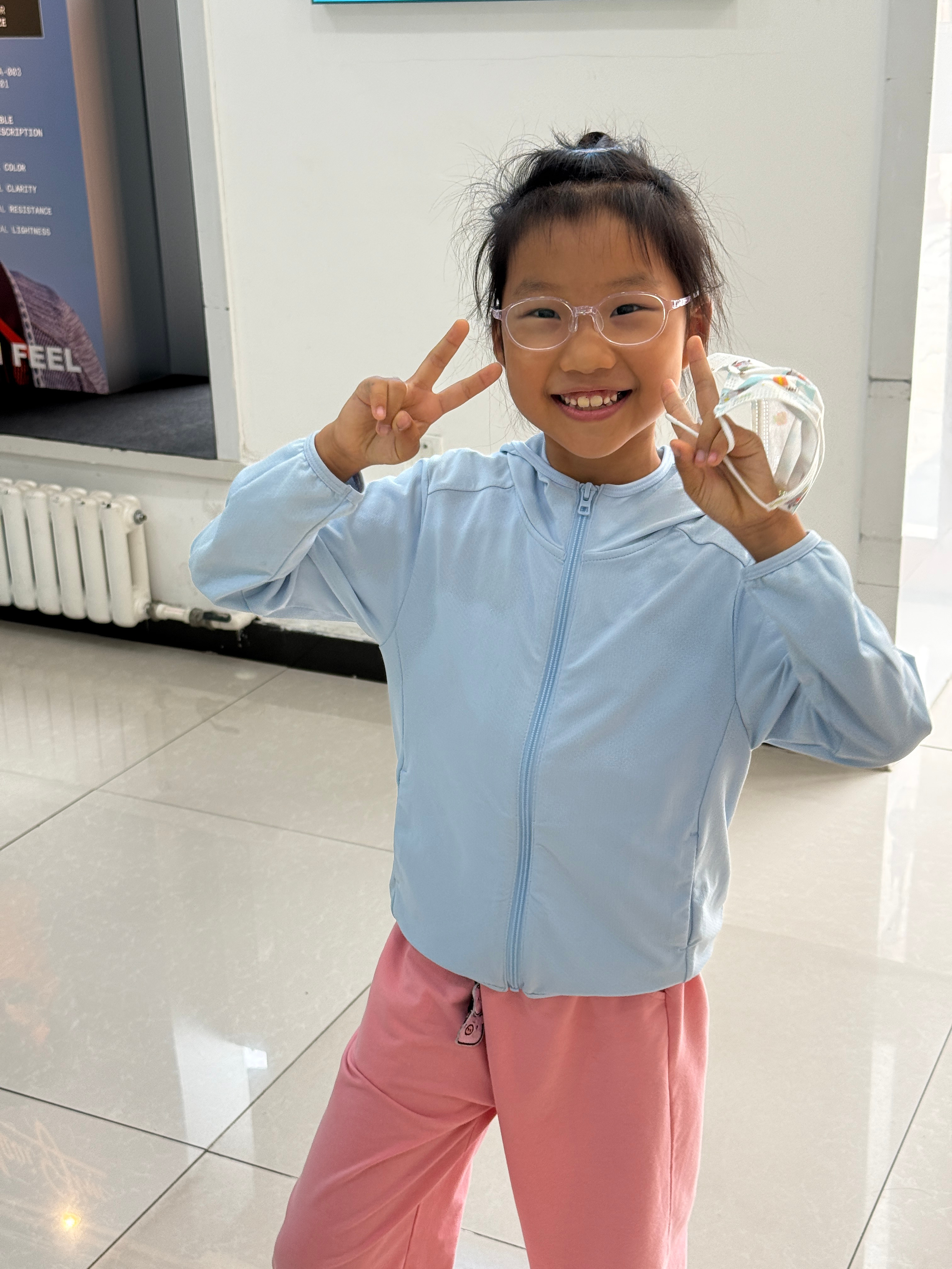 新眼镜好了👓放学后带娃来眼科医院取，👧很兴奋，拿过来就戴上了，适应了一会儿说