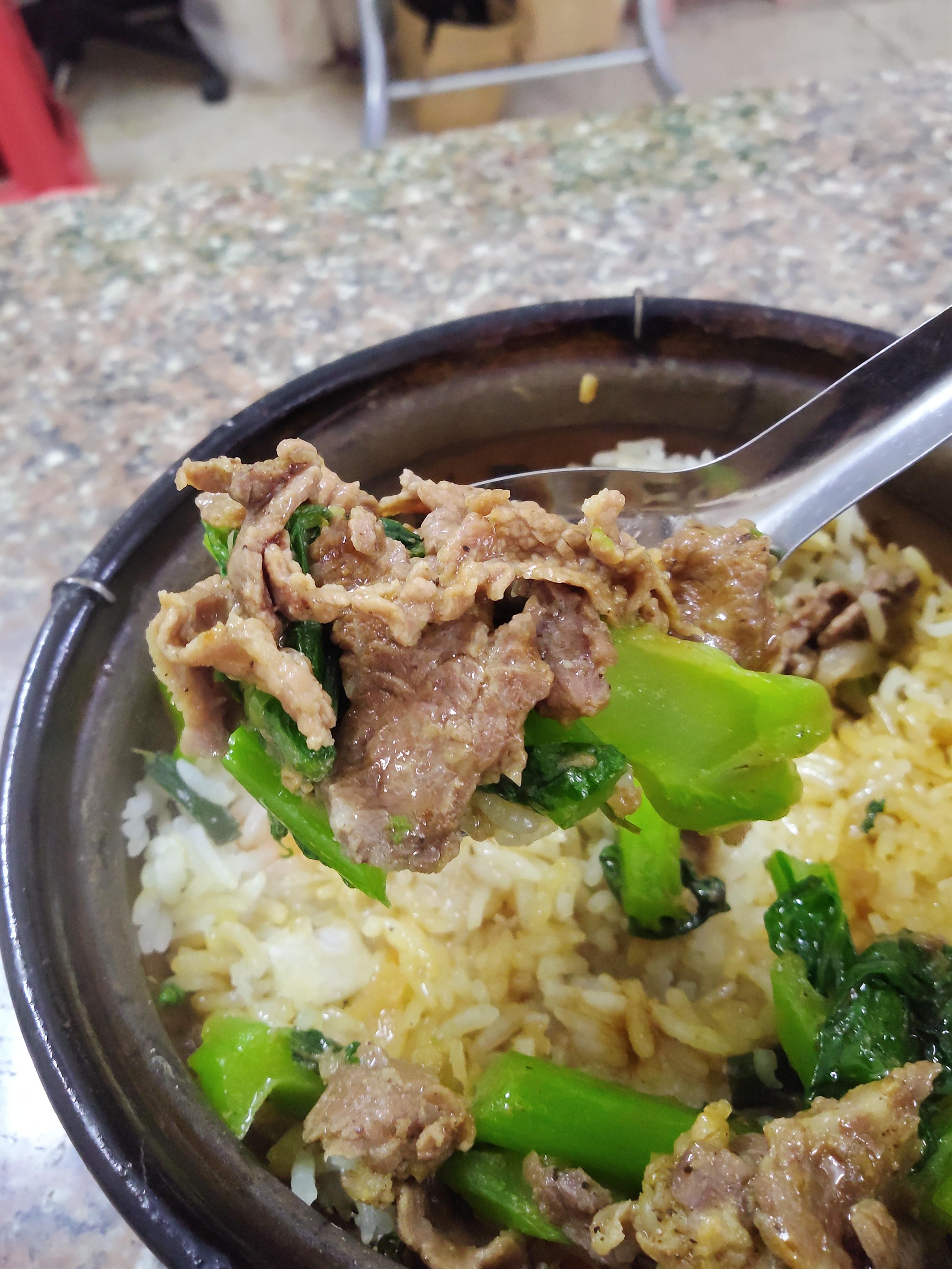 广东人真残忍之煲仔饭，好久没煲仔了，刚好还是在金涛庄瞎逛的时候看到这家日昇，绿底