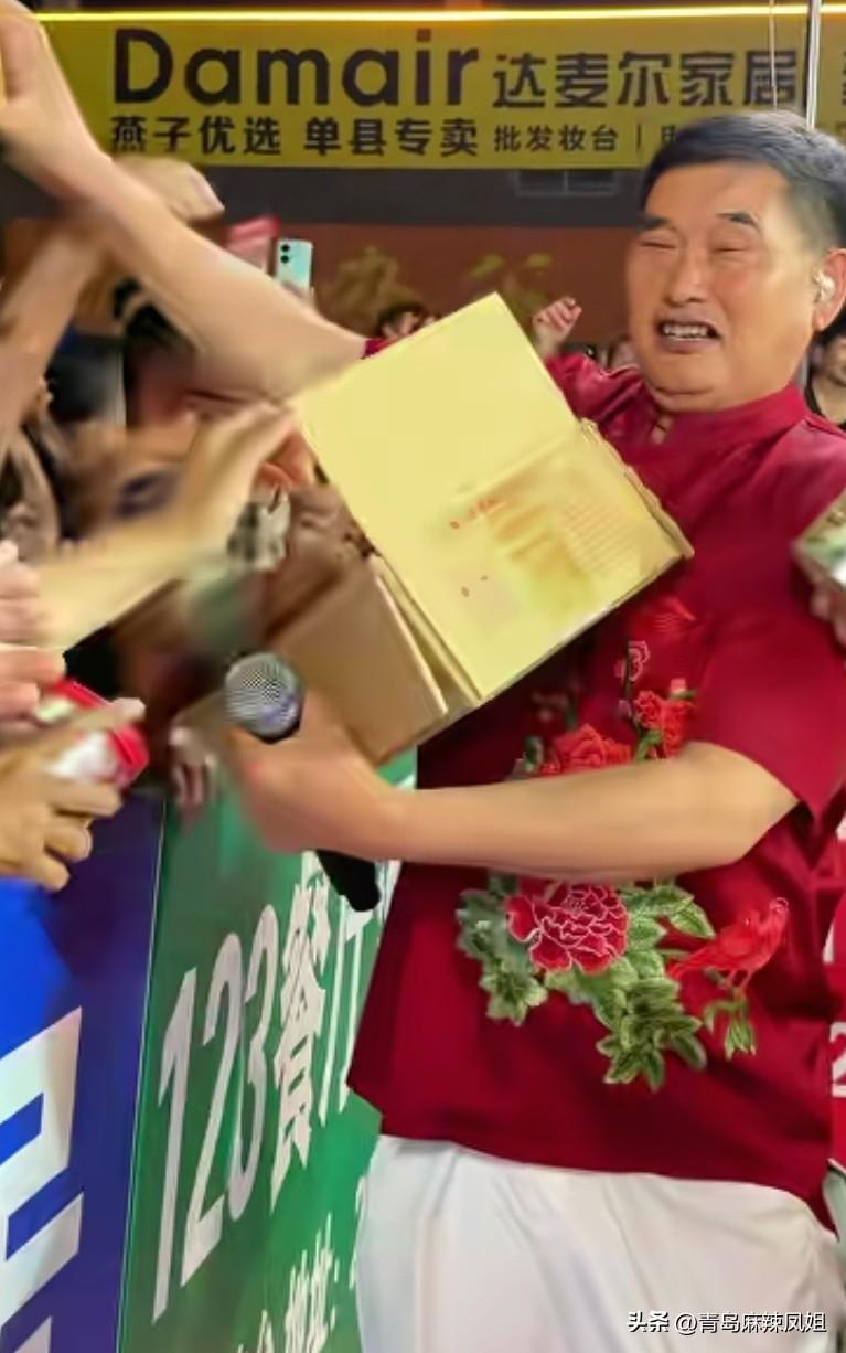 人气爆棚！大衣哥朱之文回乡商演，现场被粉丝围堵热情派送礼品。
大衣哥朱之文回到老