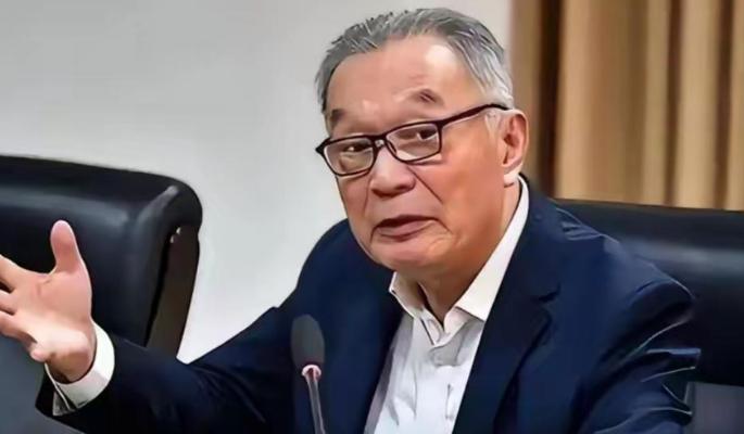 温铁军在公开演讲中抛出反问：几千万先烈舍命打下的江山，几代人咬牙积累下的家底，凭