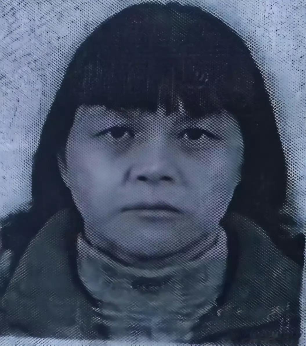 梅姨正脸之前V写过，语言与肢体行为可以造假，但眼睛骗不了人，毕竟相由心生；三角眼
