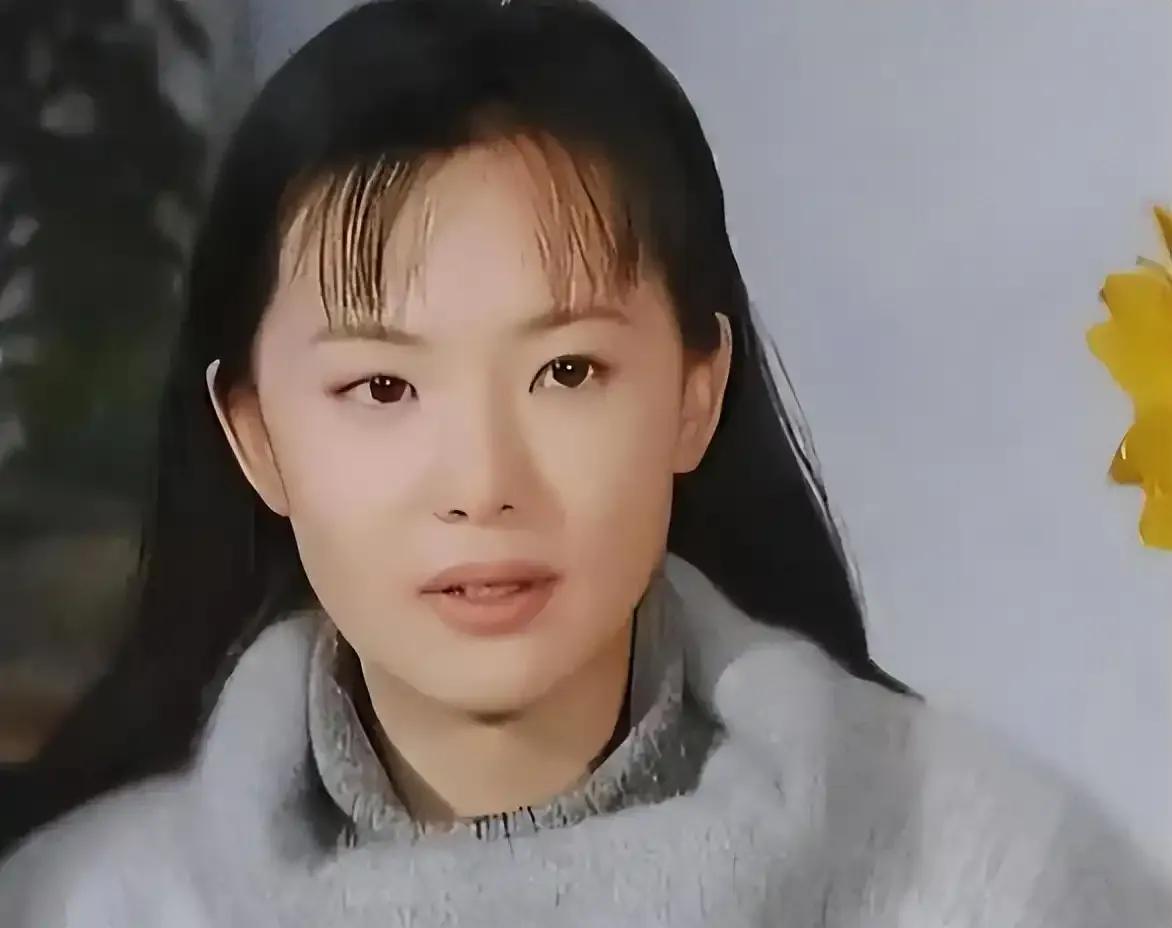 在娱乐圈这个名利场，咏梅如一股清流，不急不躁，默默追逐心中所爱。她曾陪陈道明8年