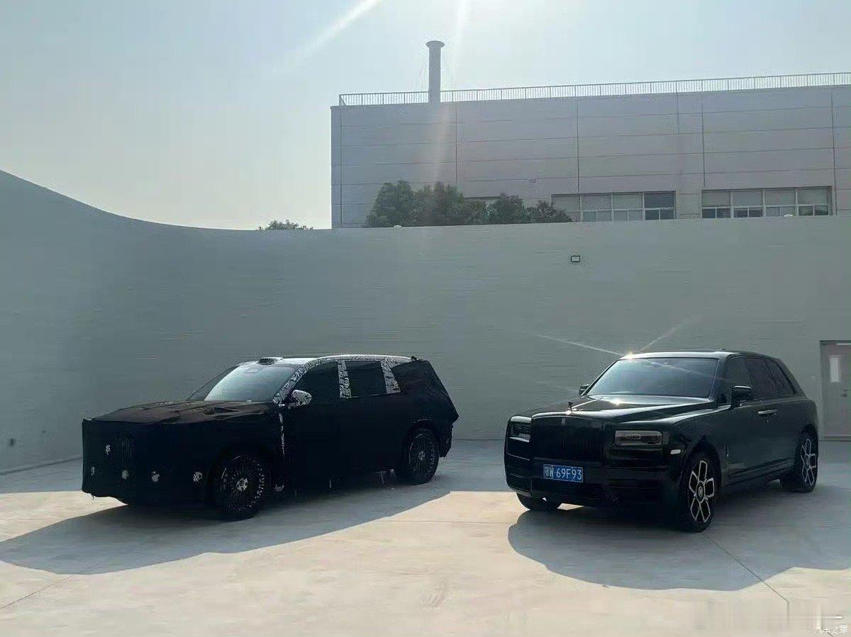 汽车[超话]  岚图全新SUV和库里南同框，看样子是岚图版库里南，中网有那么点相