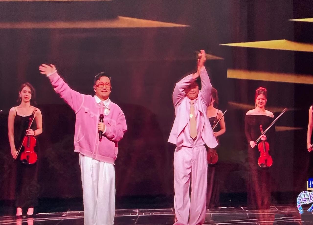 跨年晚会的修音师，昨晚应该加鸡腿。
筷子兄弟唱《老男孩》跑调、气息不稳，热搜挂了