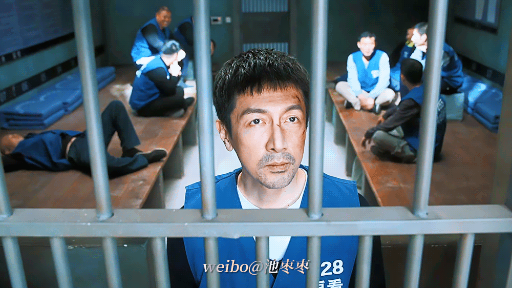 张鲁一这集白敬亭他熟 14 年前，段鸿山是审判李沐风的检察官，14 年后自己站到