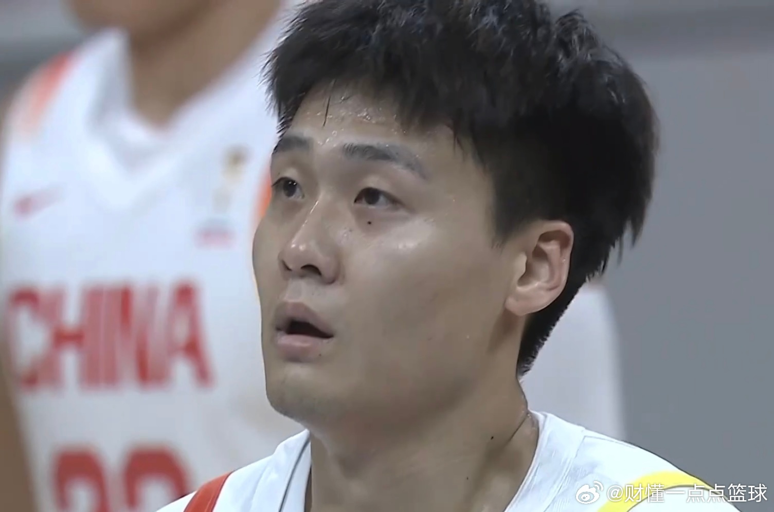 半场惊魂！中国男篮被台北反超，下半场必须“杀”回来！世预赛半场哨响，比分牌上刺眼