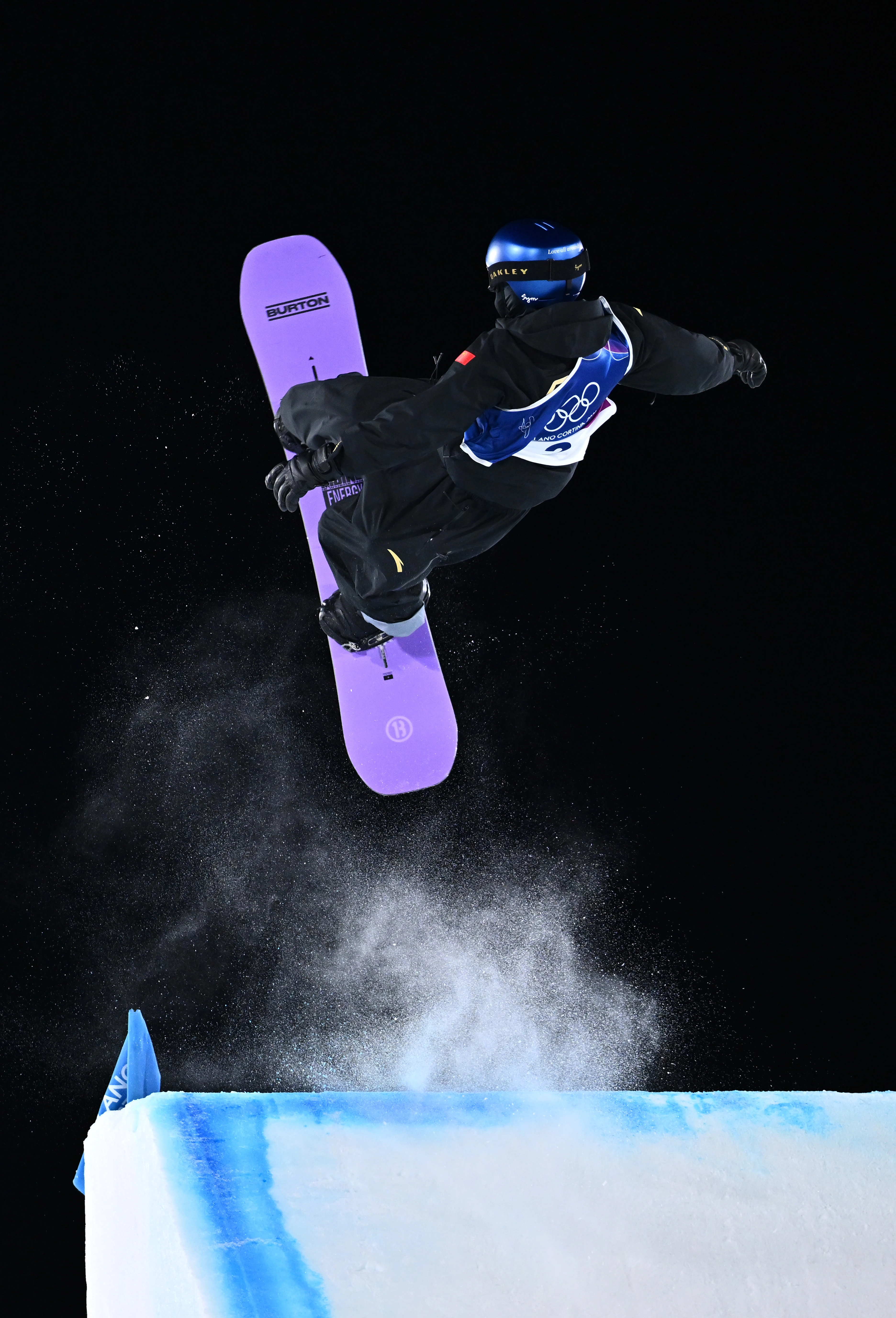 苏翊鸣大跳台晋级决赛米兰冬奥会男子单板滑雪大跳台资格赛中，卫冕冠军在第一跳失误的