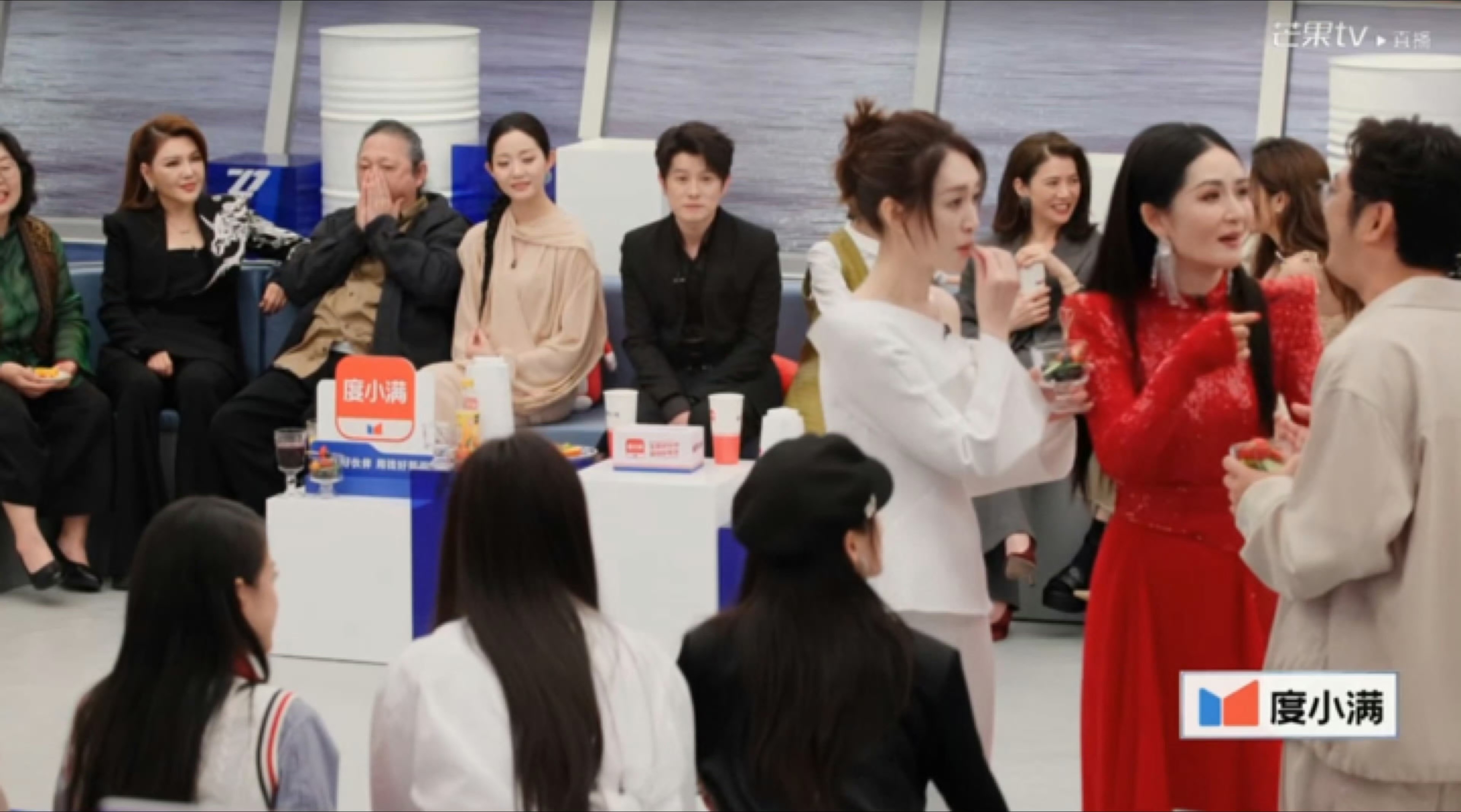 也真是笑死我了…浪姐直播虽然混乱不堪，但是总有人能在乱中极尽享受许我耀眼带来的热