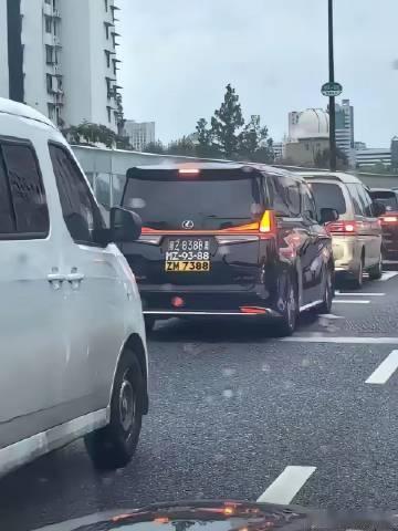 香港明星周星驰乘车抵达东莞，宣传功夫女足，大家看看这个车牌号，是不是满满的星爷味