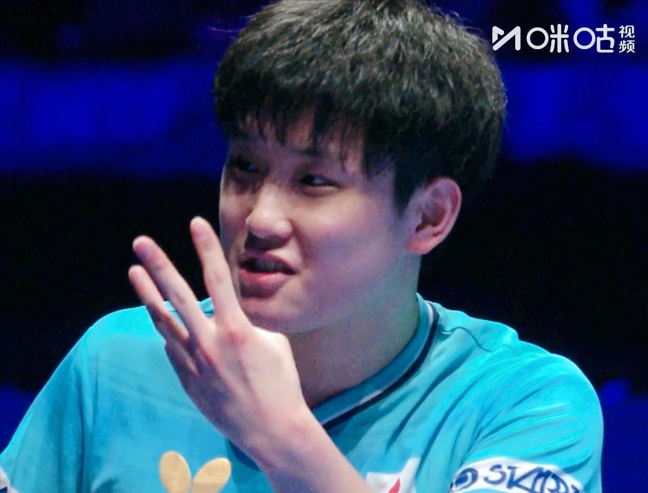 张本智和连输2局，还不服的竖起三根手指！
意思是邱党打了三个板边！

其实邱党今