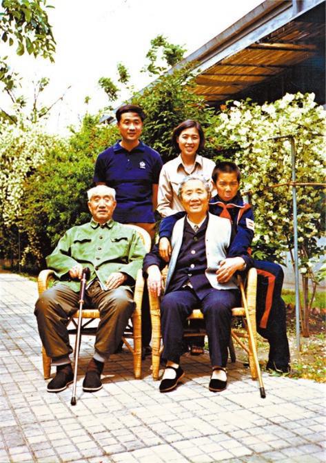 1987年5月，徐向前元帅在北京自家小院的全家福，一家五口同框，非常珍贵。