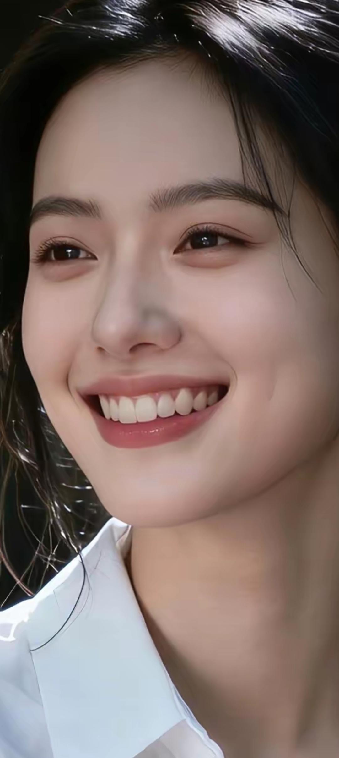 阳光下的微笑，元气满满的一天！😊✨