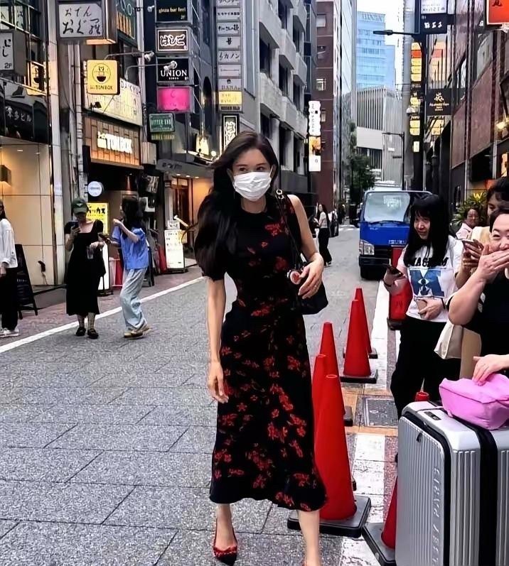 天哪，林志玲怎么垮成这样了？我看东京街头被拍，一身素衣，完全没了当年红毯上艳压群
