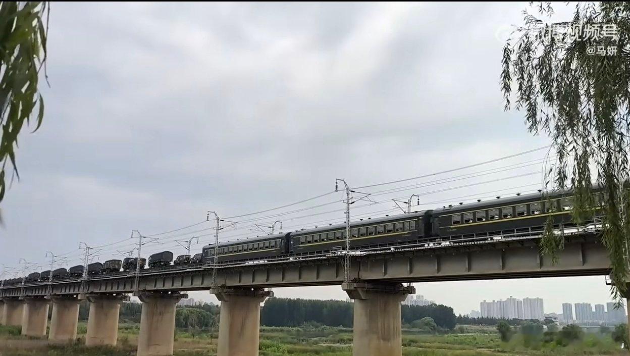 这届网友保密意识很强网友在阅兵前拍摄到“双离谱坦克”“东风-61”等新型装备，但