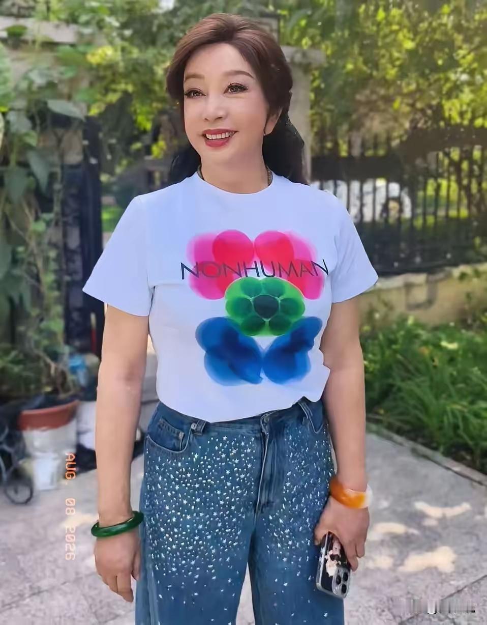 8月8日，75岁刘晓庆在社交平台晒出的近照太吸睛了！她身着活力休闲装，妆容精致得