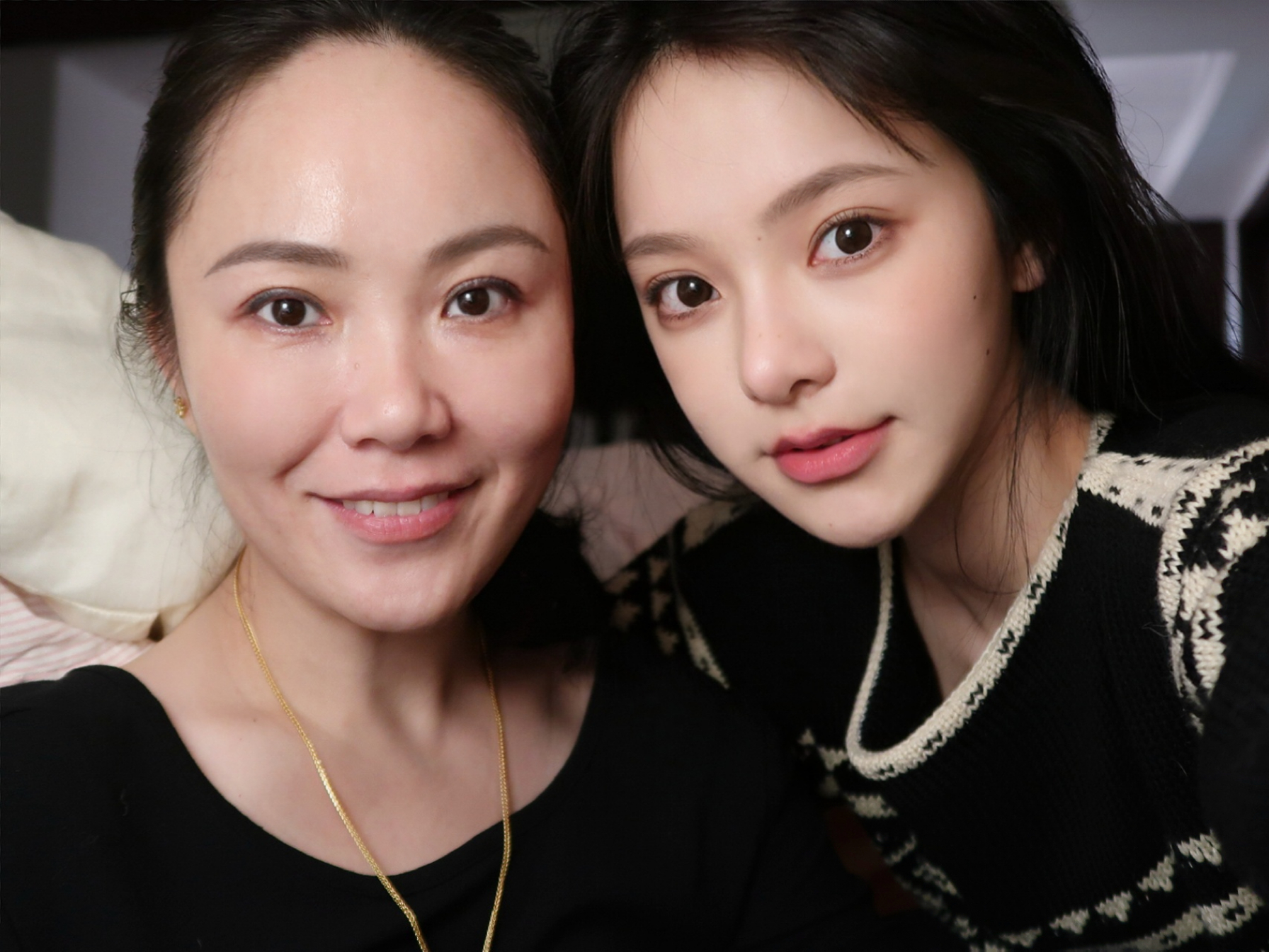 周末带妈妈各种出去玩，顺便去四七美学纹了个眉！！纹得真的超级好看，我也没忍住设计