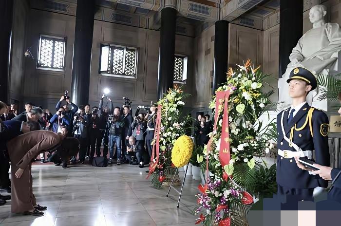 在孙中山先生陵寝座像前，郑丽文显示出足够的真诚。
     身高178的郑丽文在