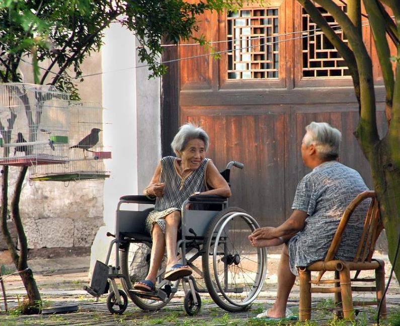 老人和你住，你愿意吗？
一个朋友前几天和我说了个事，说70多岁的岳父母想搬过来和