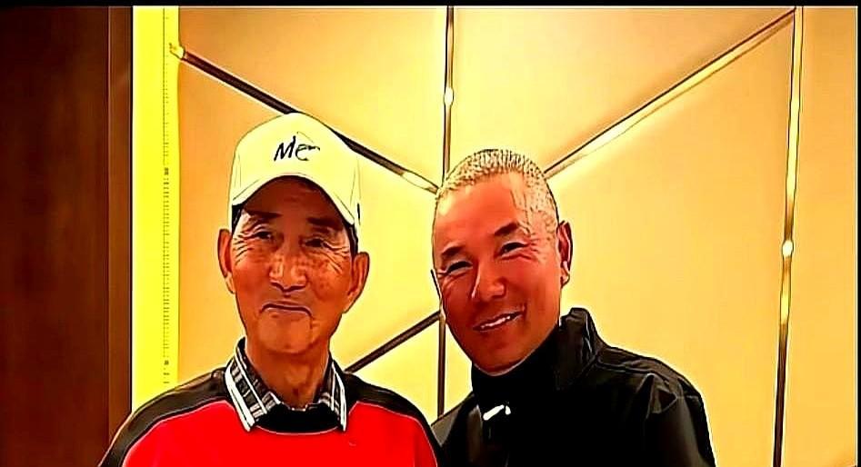 王春阳把和师爷的合影往网上一发。
配了句“这才是真正的钓鱼人”。
评论区瞬间就炸