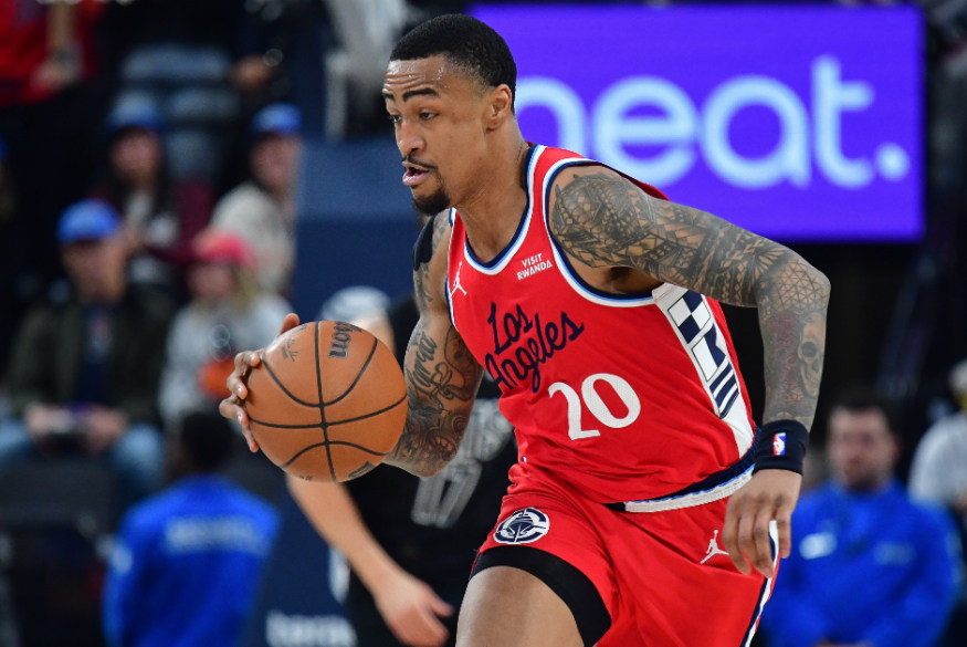 NBA常规赛，快船137-117战胜鹈鹕。比赛中快船两位主力球员科林斯和邓恩先后