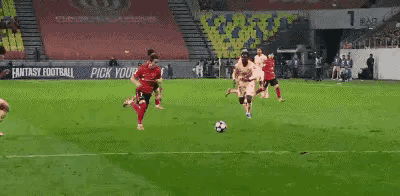 大家觉得这球韦世豪是自己摔倒的，还是被对手推倒的？