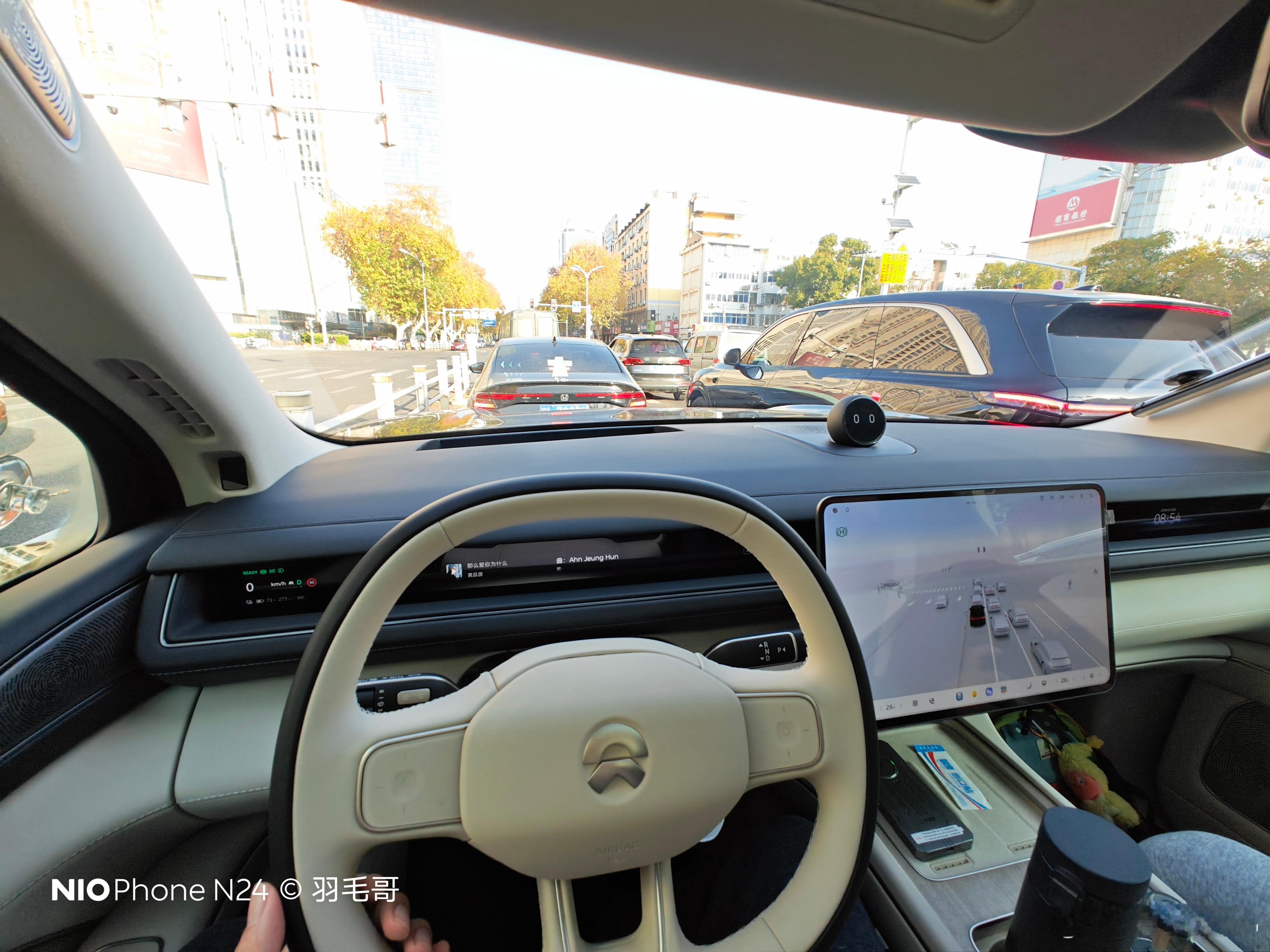 开着大6座新8出门，偶遇了大6座乐道L90，L90的车尾辨识度极高，大宽高位刹车