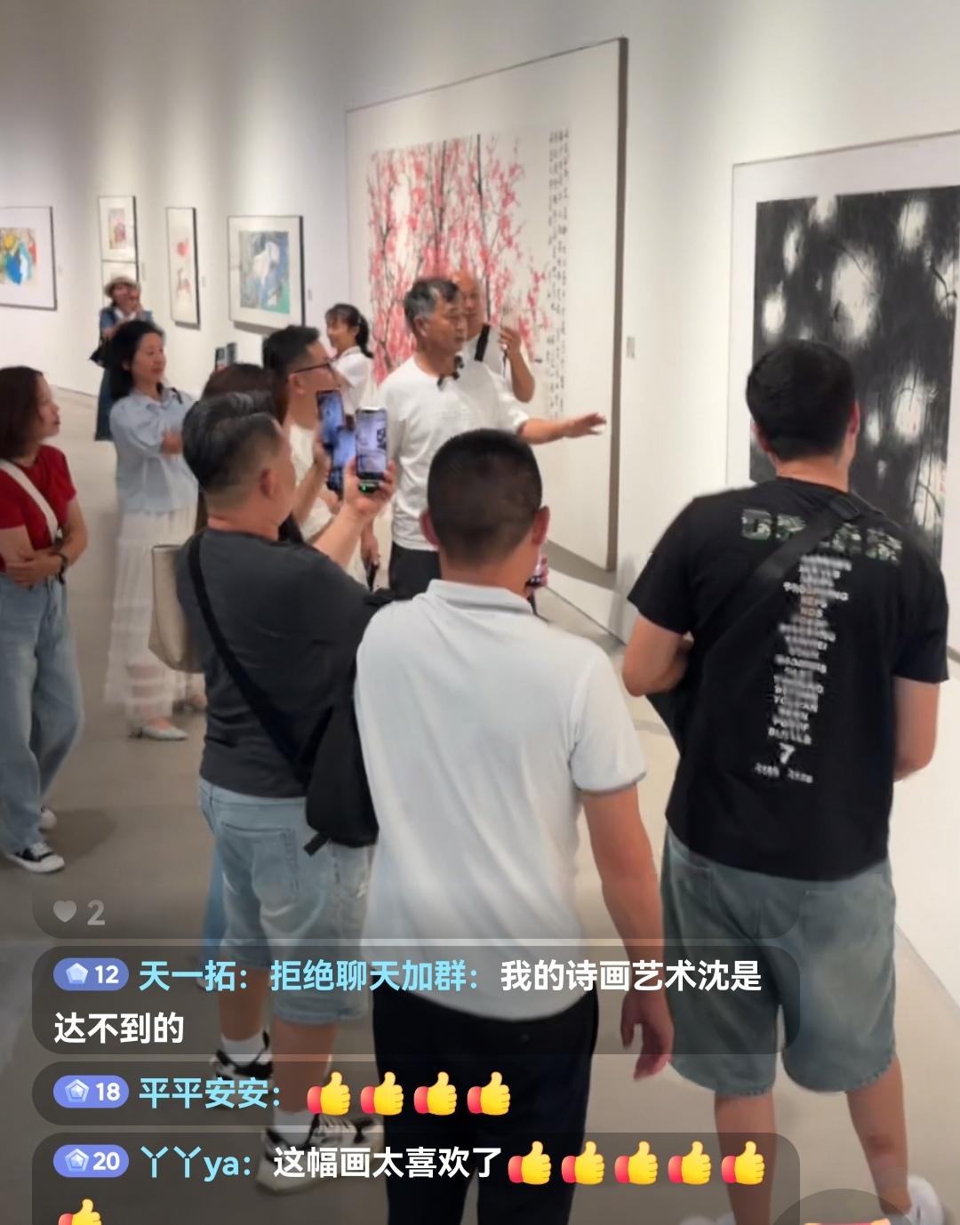 沈巍和书画鉴定专家老陈一起参观在深圳举办的柳学健画展。
柳学健1964年生于江苏
