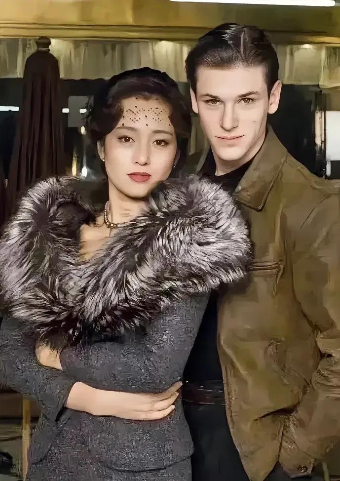 一直get不到巩俐的美，直到看到了这组照片！
那时候的巩俐还很年轻，但属于自带气