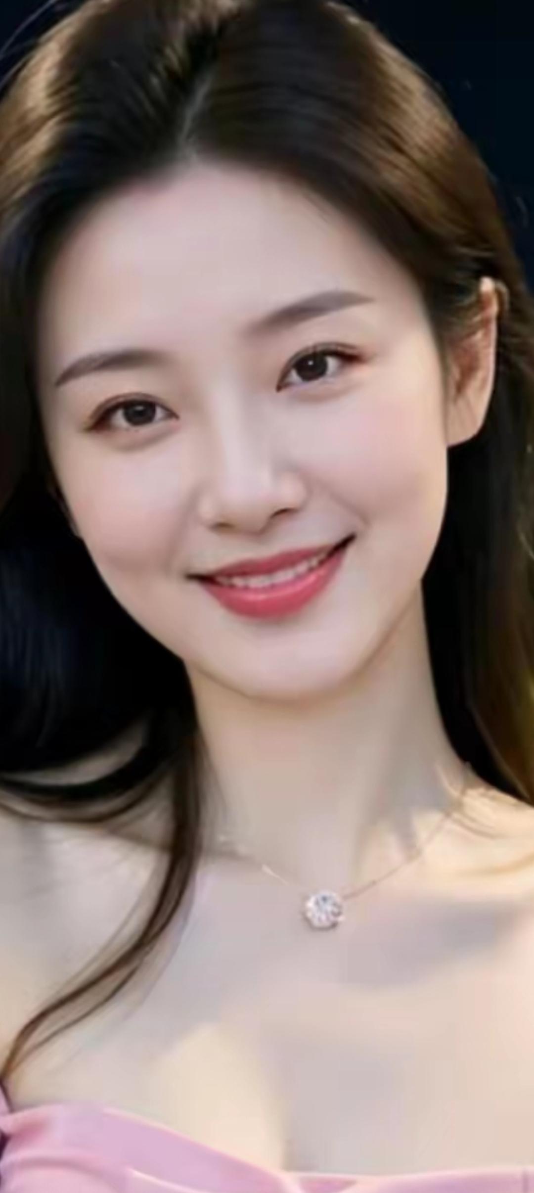 甜美笑容，温柔迷人，粉色露肩上衣搭配精致项链，尽显优雅气质。