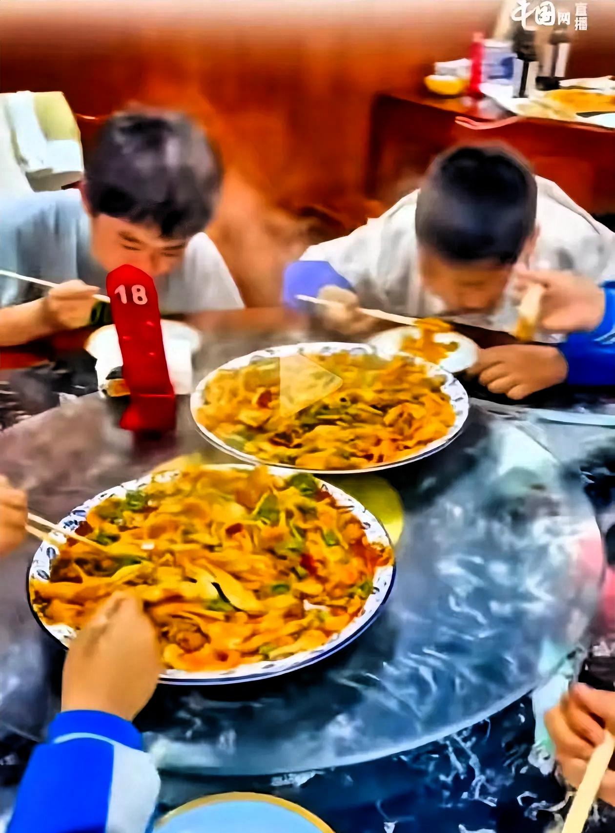 活该老板发财！陕西西安，3名初中生来吃面，只点了一份爆肚面，3个人合吃，老板看在