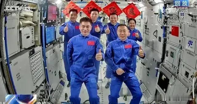 《太空大团圆：神十八与神十九的神奇会师》
 
“嘿，太空里又有大热闹啦！咱们的神