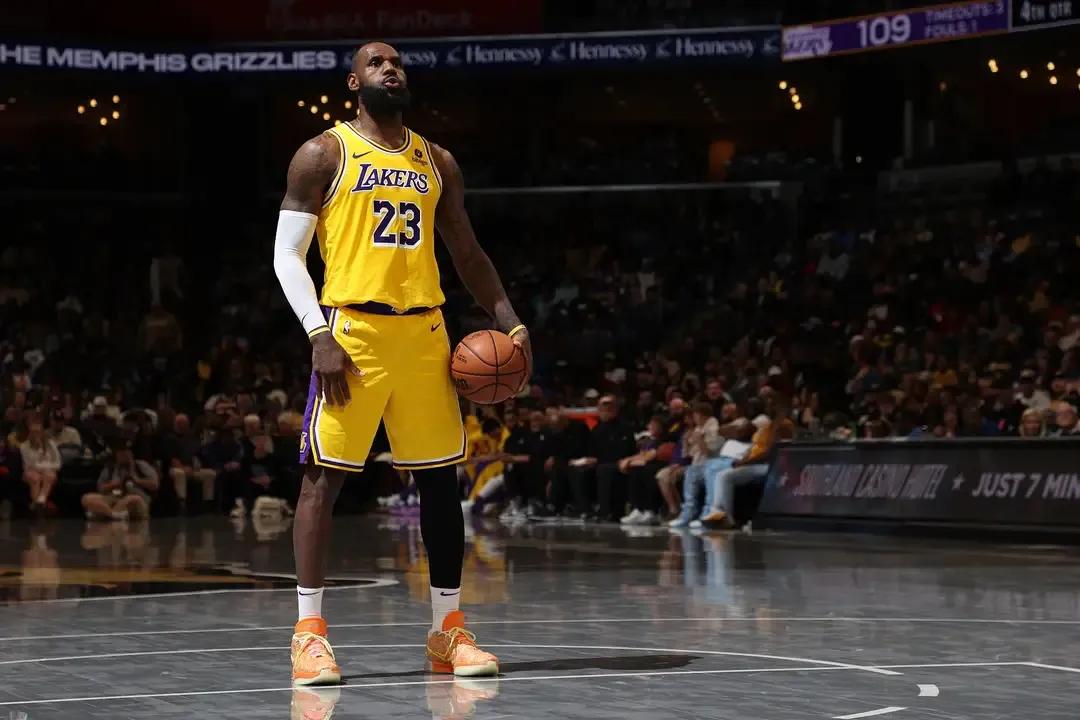 还剩最后一场比赛，主动权在自己手里，湖人战鹈鹕，太阳战森林狼。
第一，目前西部附