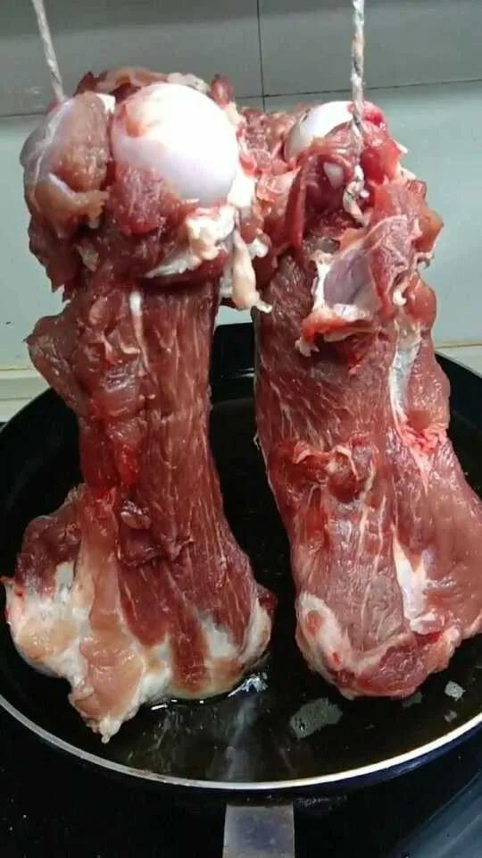 今天在家做了一锅酱棒骨，全家人吃得直嘬手指头，连骨头缝里的汤汁都没放过！

先说