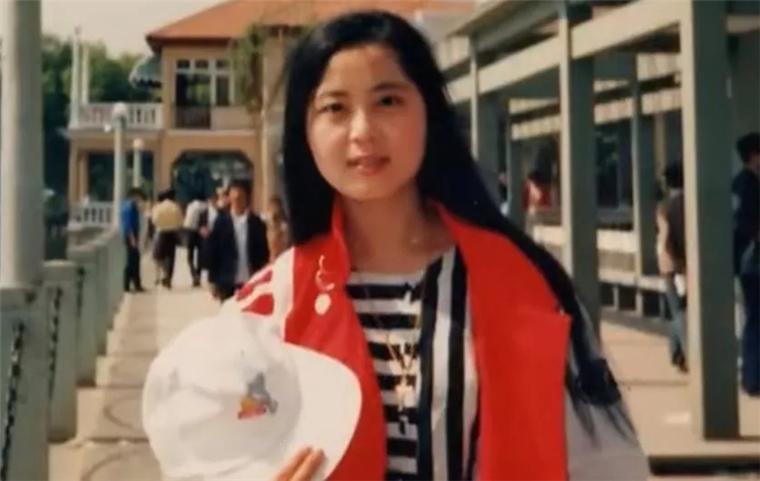 1989年，23岁清华女研究生，在去青岛的火车上爱上了一个35岁憨厚男子。父母嫌