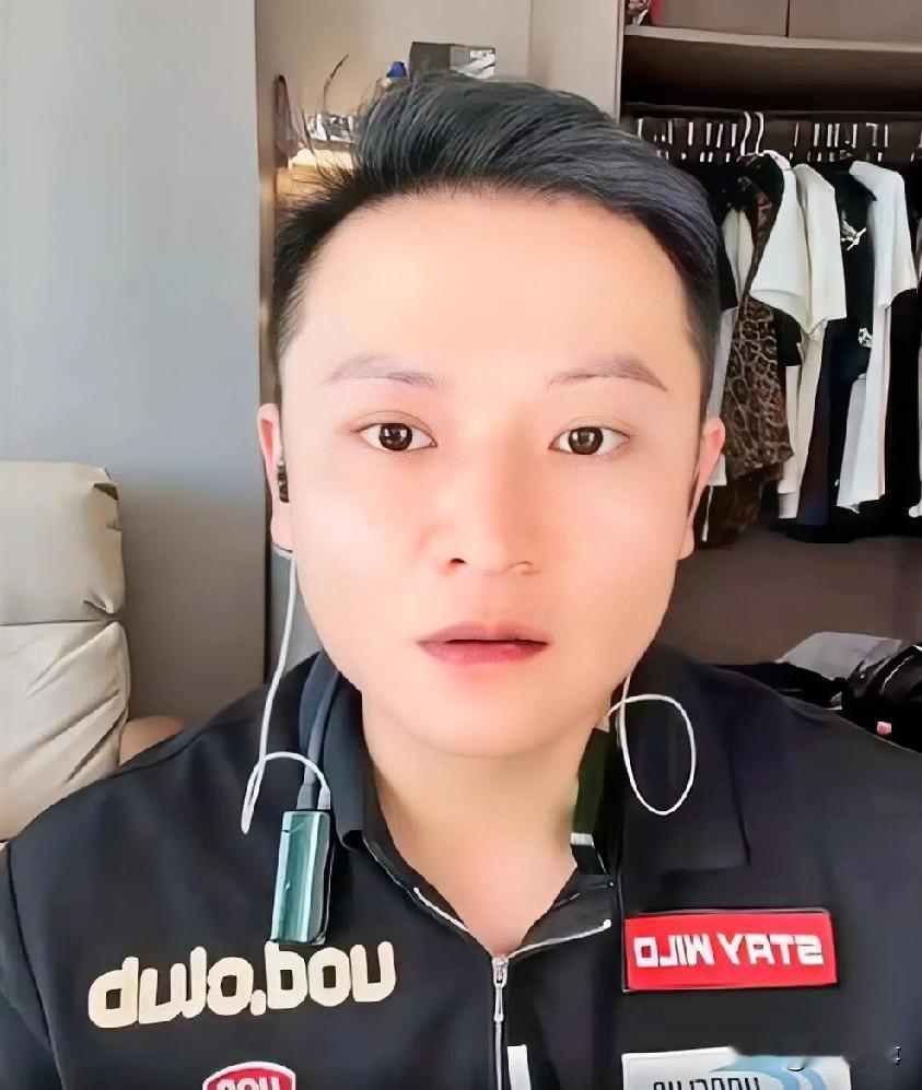 二子爷点评平荣这个年龄了确实漂亮，但是钱养人，她一年光护肤就得一两百万。讲讲我和