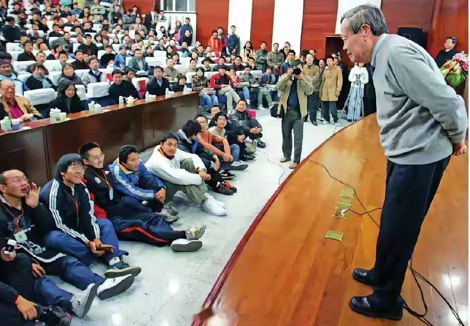 2007年，天津。杨振宁到南开大学演讲，当时现场座无虚席，甚至有人直接坐地上。 