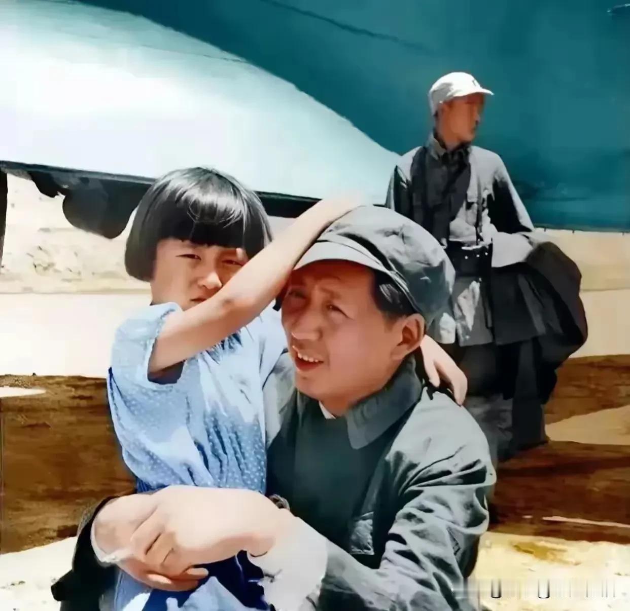 世界上没有什么爱可以超越父爱，不懂事的童年可在父亲头上拉屎拦尿，也可以把父亲的衣