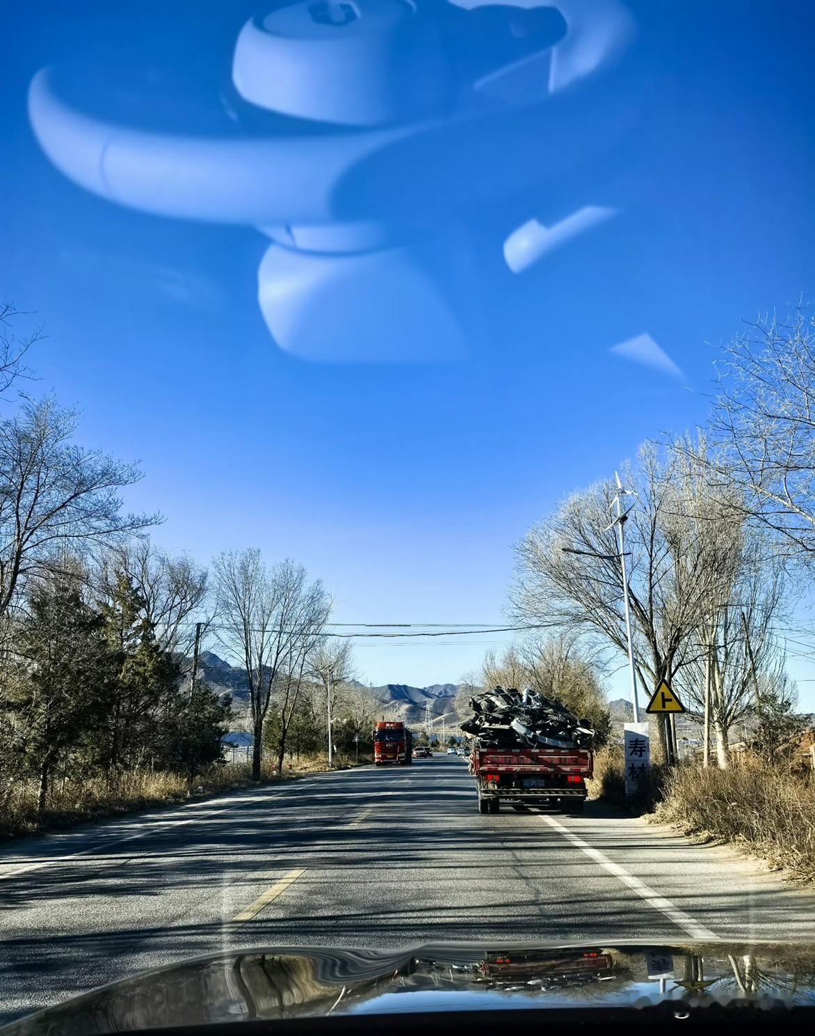 两车道双向的路，智驾状态即便是虚线，你主动打转向它是不会借道的。你觉得好与不好？