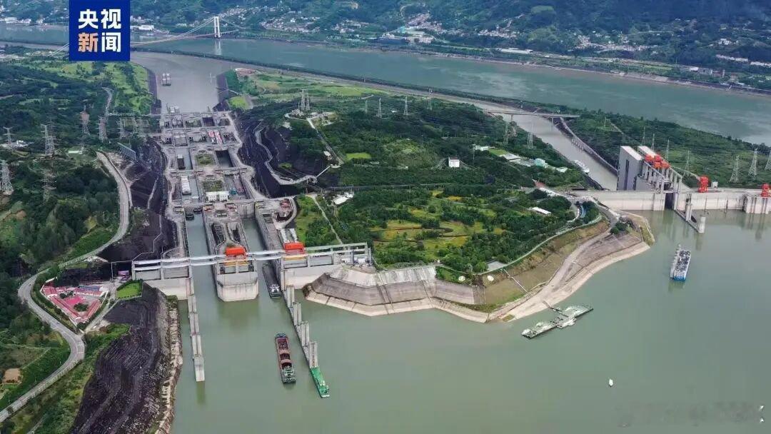 截至2026年8月13日0时40分，三峡枢纽通过量达1亿吨。其中，三峡船闸运行5