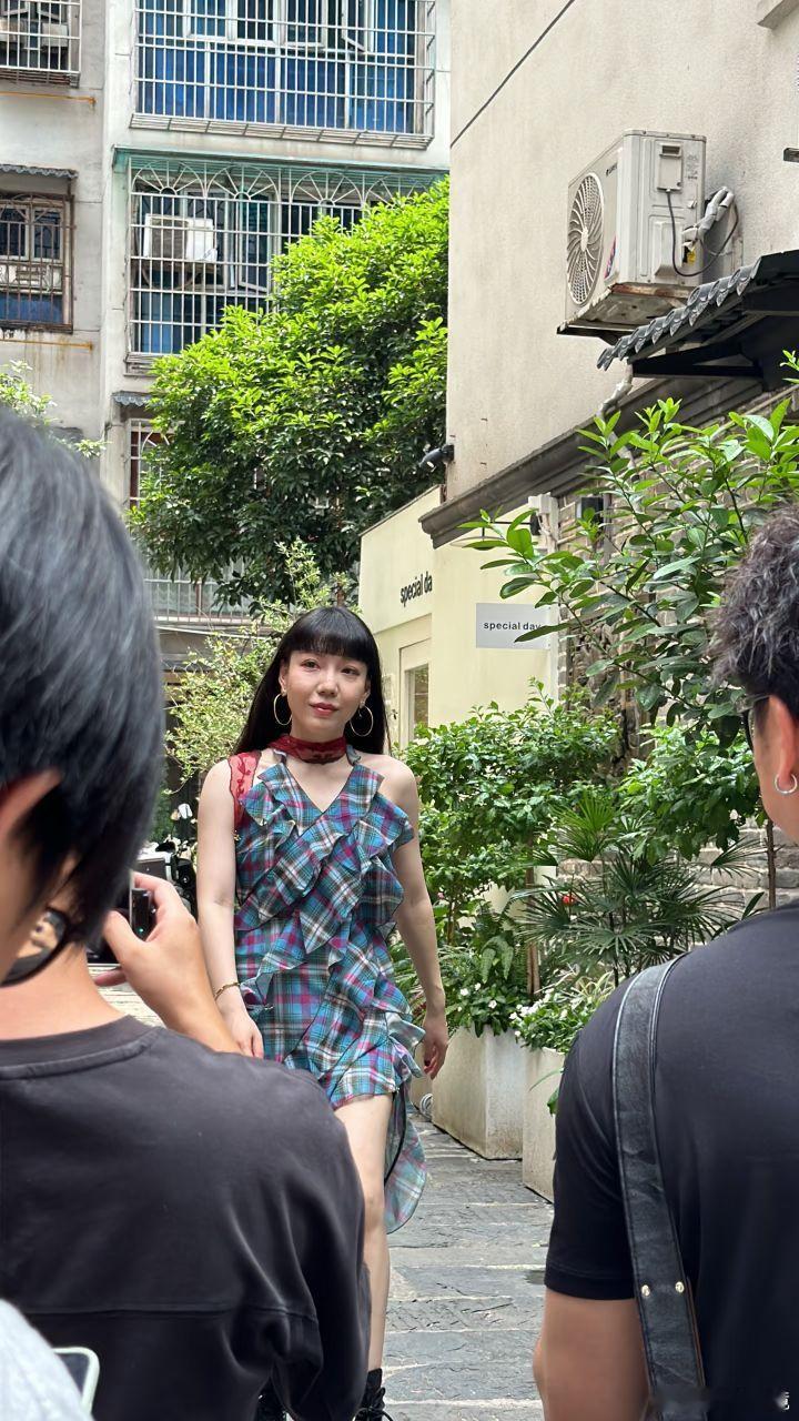 长沙偶遇吴莫愁吴莫愁路人在长沙街头偶然碰到吴莫愁，一身简约私服出镜，整个人精气神