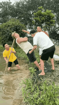 刚刷到这条视频，一看就是几个人在拍段子，其中一男子斜插根棍子靠在上面用衣服掩盖，