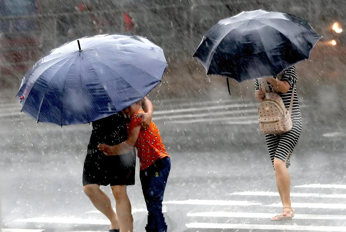 上联：半日清凉，赊来盛夏一场雨；
下联：？？（邀友赐对）