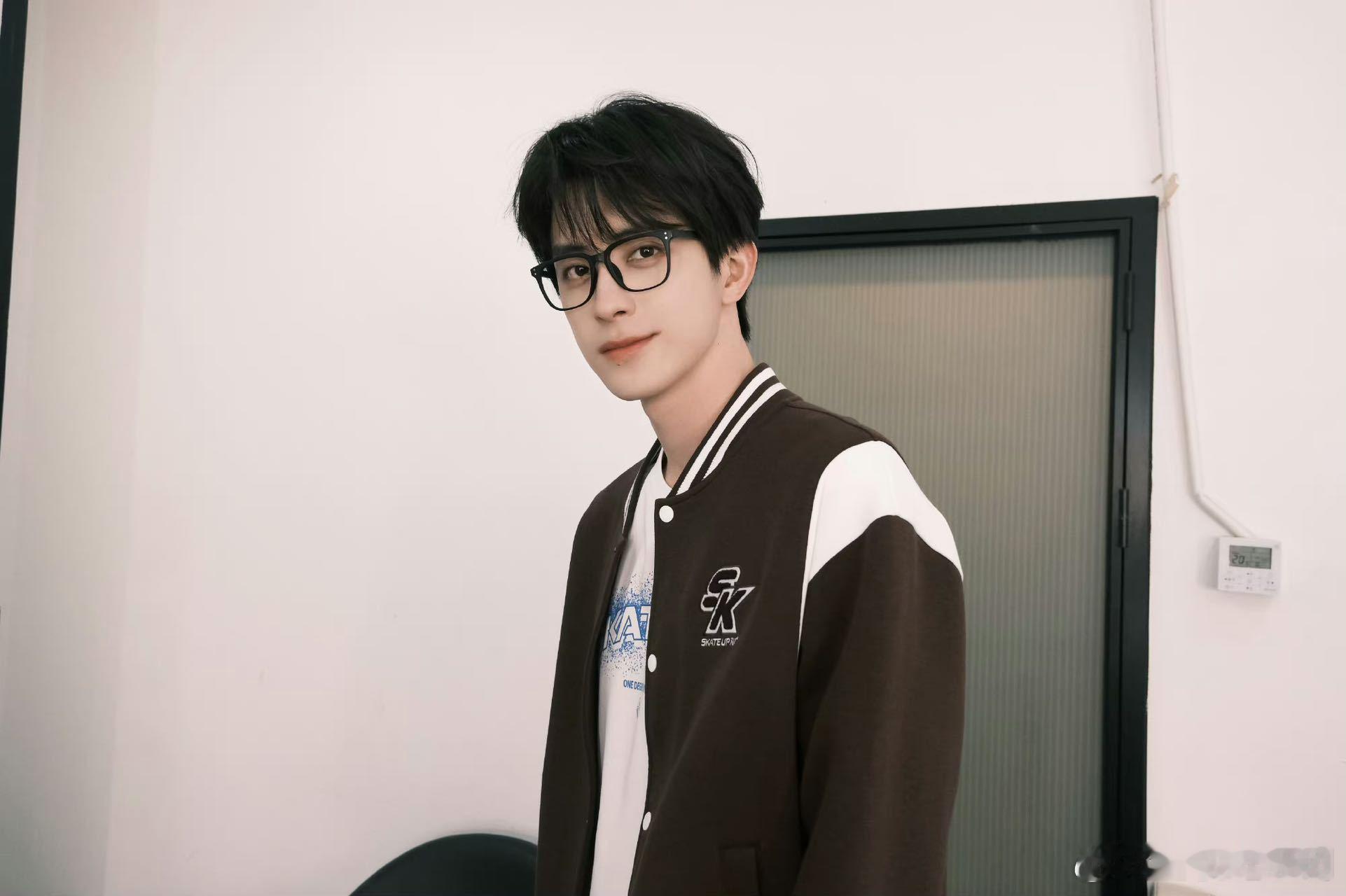 #敖瑞鹏人夫感# 敖瑞鹏带上围裙之后可不就是居家老公一枚吗？咱就是说这种认真努力