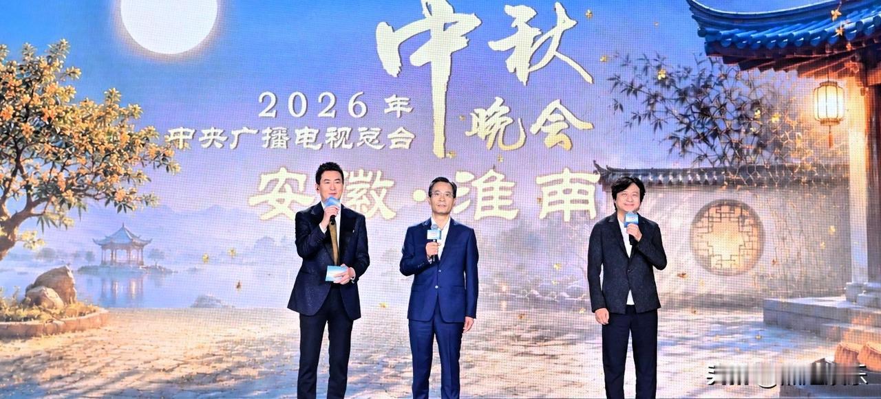 谁能想到，2024年的上海电影节最出圈的场面，居然是梁家辉和周迅联手贡献的一场“