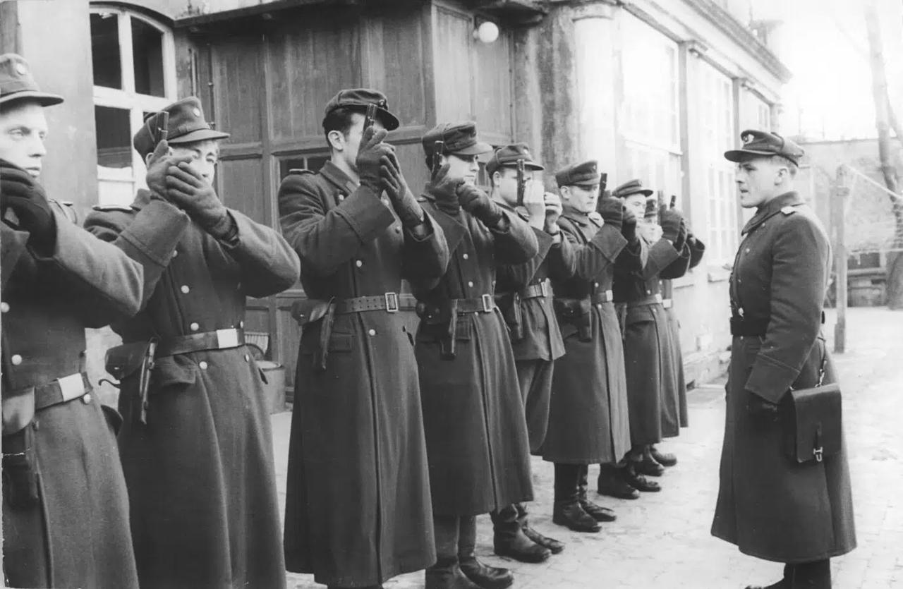 东德边境警察在1958年1月对TT-33 Tokarev半自动手枪进行培训