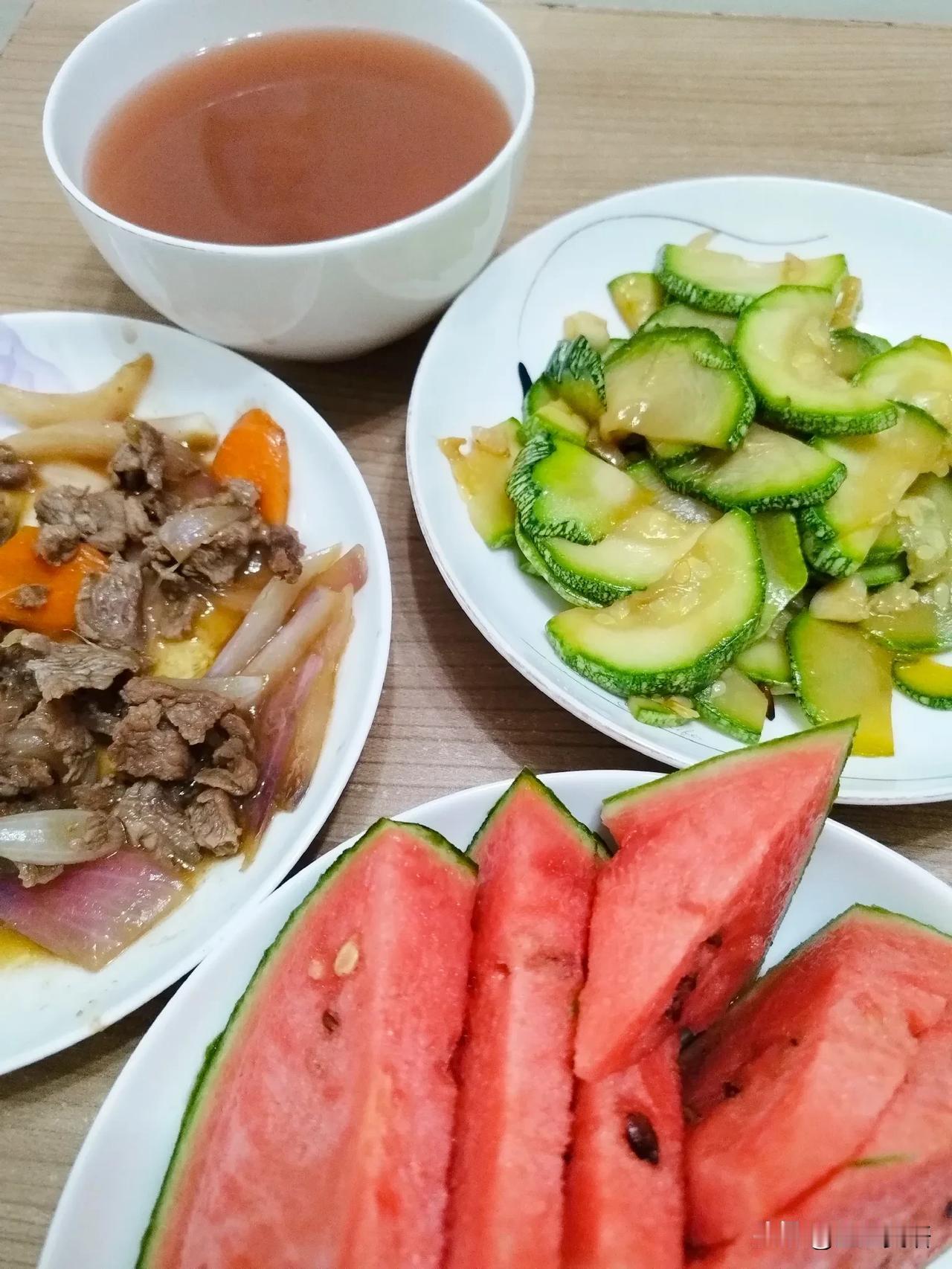 闺女的午餐

夏天的味道：绿豆汤，西瓜，洋葱炒牛肉，角瓜，一部电影。

希望多年