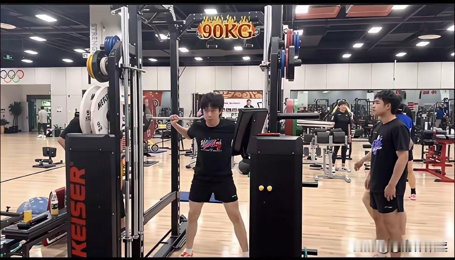 一个顶级运动员的训练日常！
6.13日小牛和草莓熊都更新王楚钦训练了，五竹叔陪着