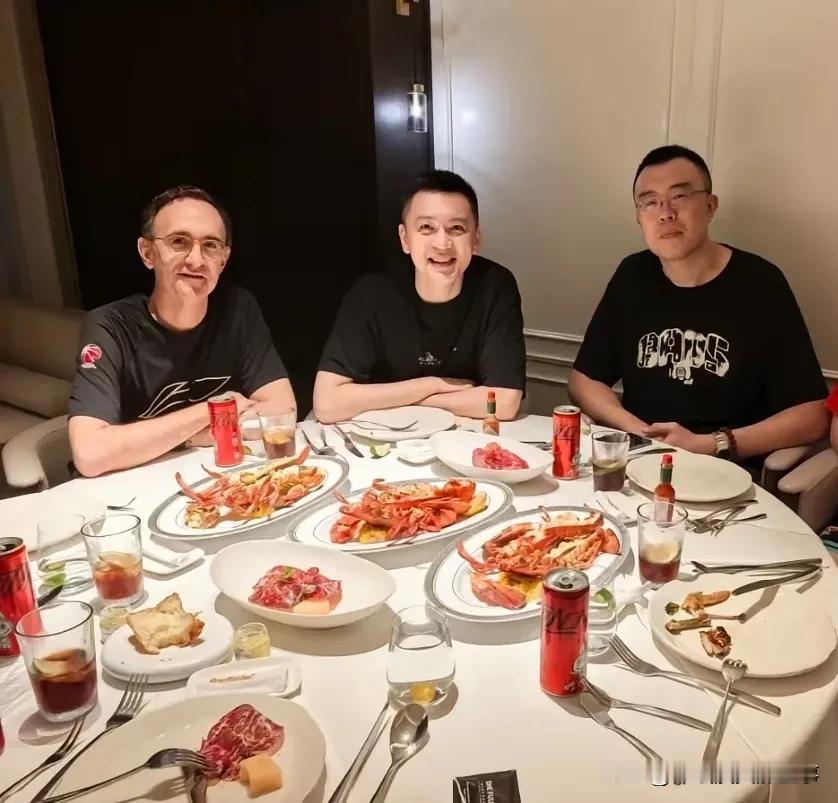 杨鸣虽然离开辽篮但与球队感情依旧，恰逢大韩走马上任，再加上辽篮西班牙籍主帅乌戈所