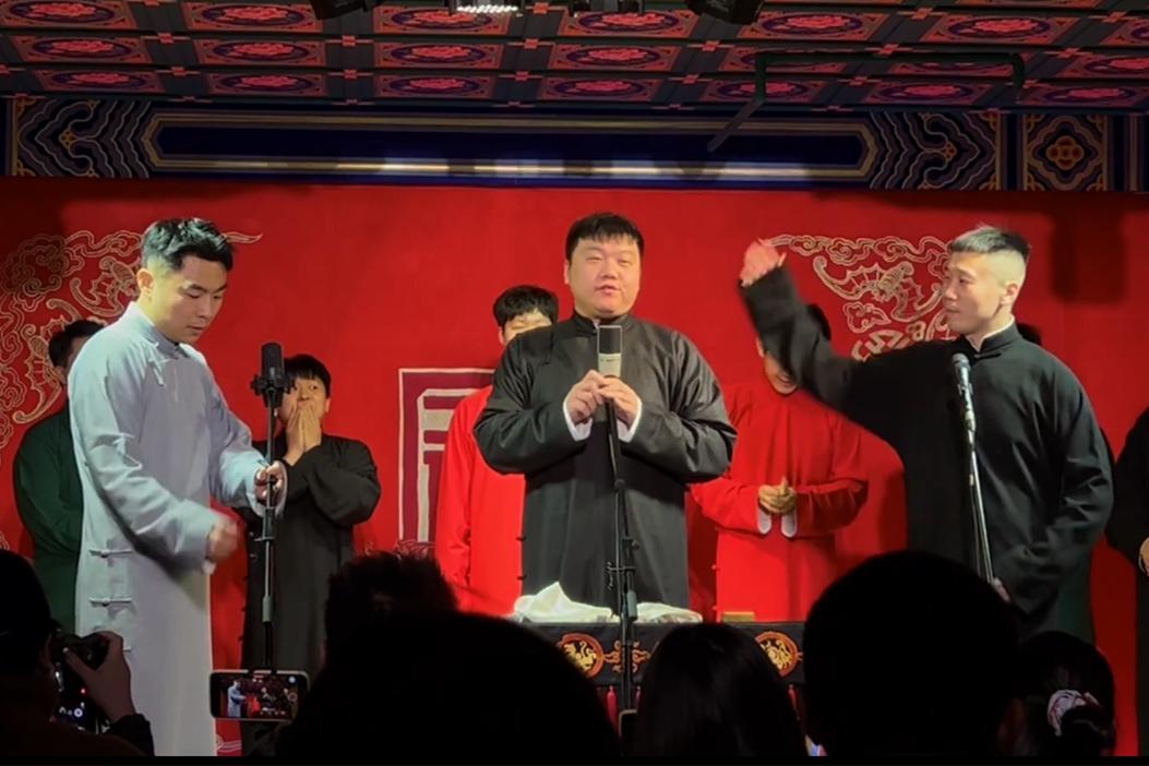 张霄白想占张九南便宜，却被张九南“秒杀”！头九，是没有怂人的。和头九动手或动嘴，