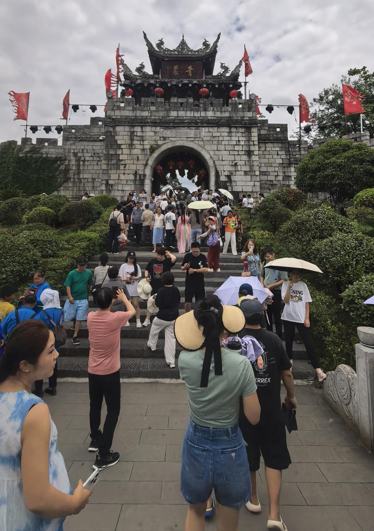 盛夏，特请了几天公休假，陪儿子小树苗过暑期生活。
     今天，和妻子领着我们
